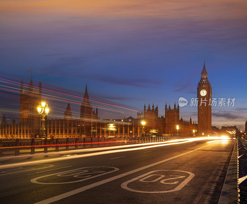 英国威斯敏斯特桥上的大本钟和议会大厦在夕阳的照耀下