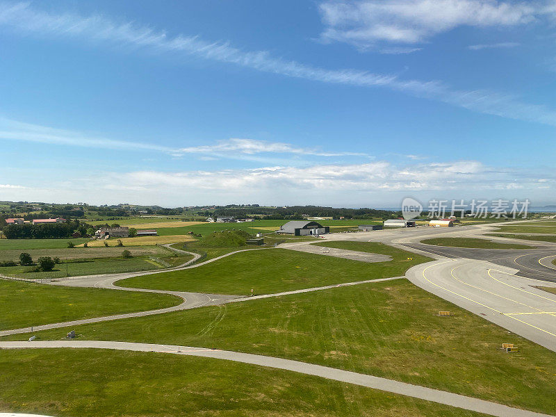 挪威斯塔万格市索拉国际机场着陆进场和跑道的鸟瞰图