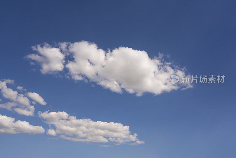 蓝色的夏日天空中，白色的积云