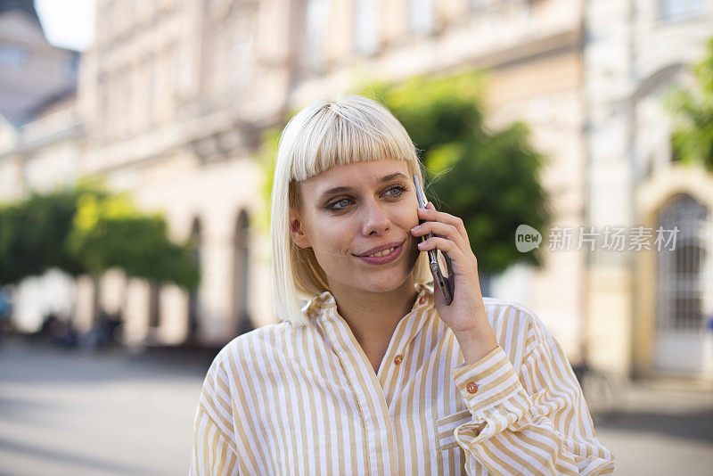 女孩使用智能手机库存照片