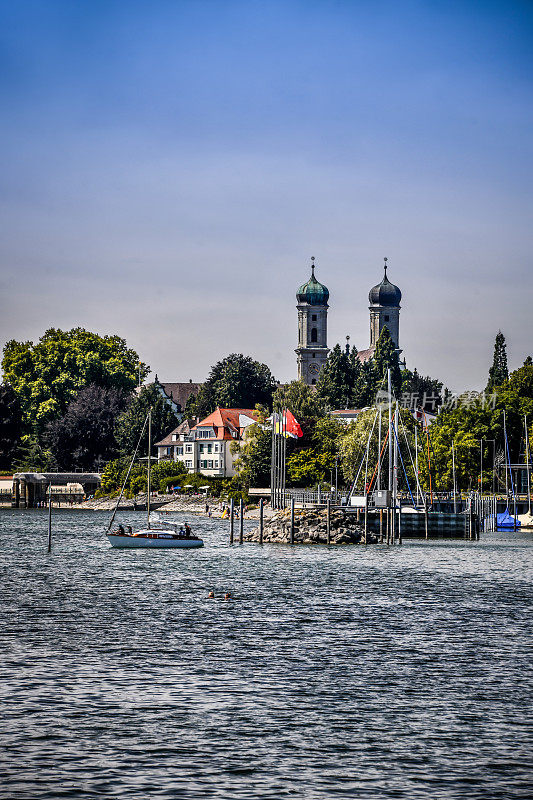 德国Friedrichshafen码头的Schlosskirche和Bodensee塔