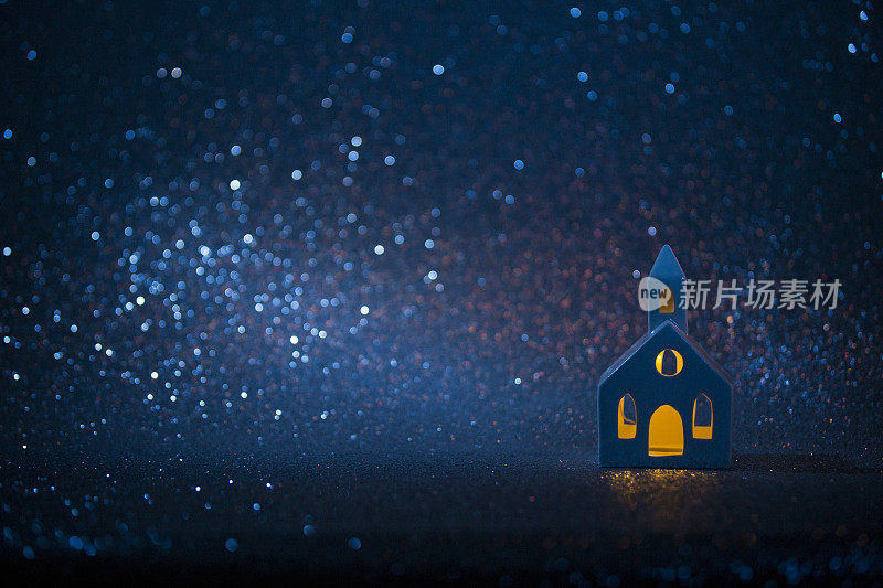 房子在圣诞夜有着美丽的银河。