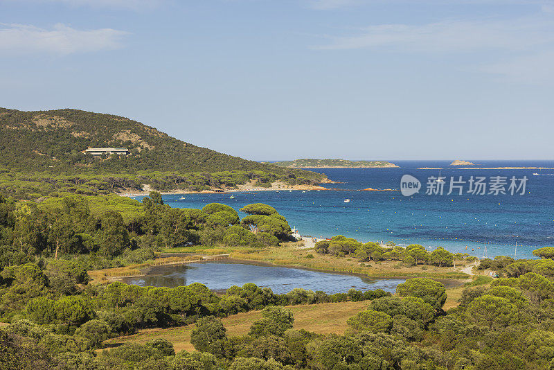 科西嘉岛韦基奥港附近的帕隆巴吉亚海滩景色