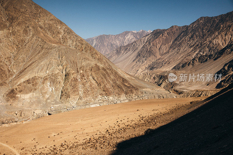 喀喇昆仑山脉山谷的壮丽景色