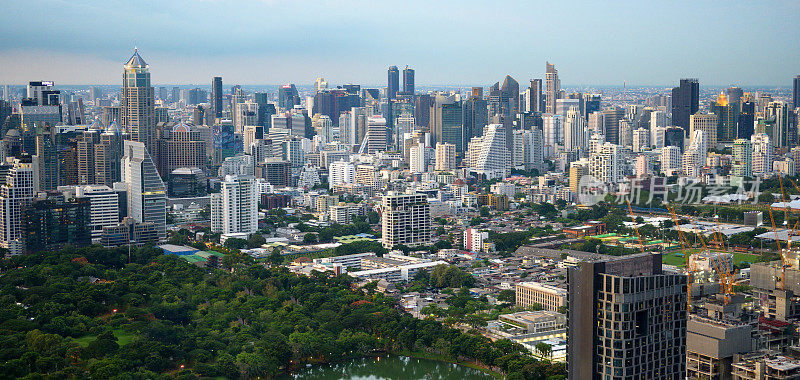 鸟瞰图泰国曼谷金融区和绿色生态区的Sathorn和silom区周围拥挤的建筑