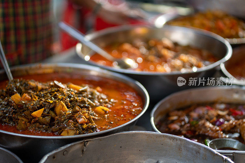 在市场摊位上挑选的各种食物，在马来西亚被称为经济米