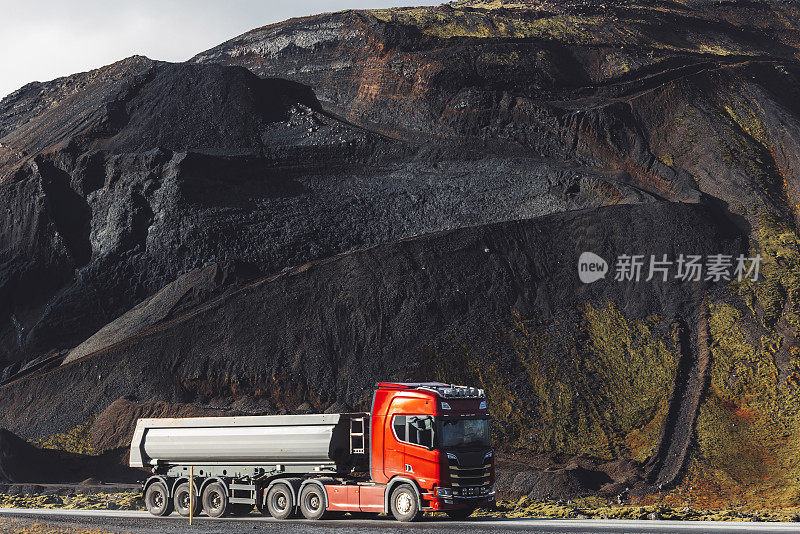 从冰岛火山红石采石场开的卡车