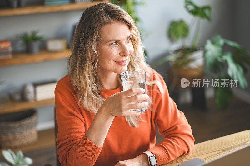 成年女性用玻璃杯喝水