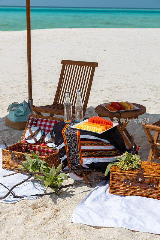 马尔代夫海滩野餐与水果和遮阳伞蜜月沙洲与绿松石泻湖