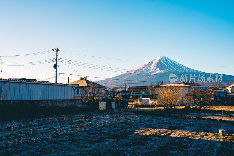 从日本乡村小镇看富士山