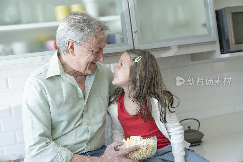 老人和孙女在家里的厨房里度过了美好的时光