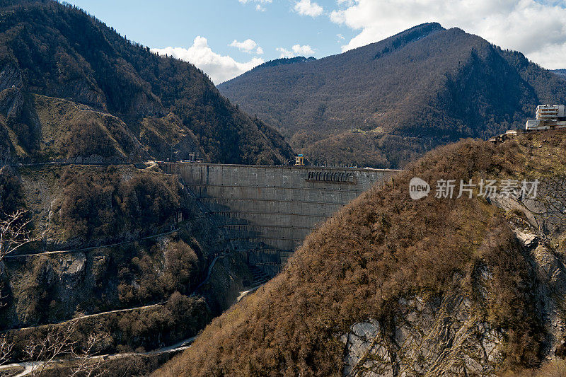 Sakartvelo山区因古里水电站的大坝。自然的山地景观和充满活力的基础设施