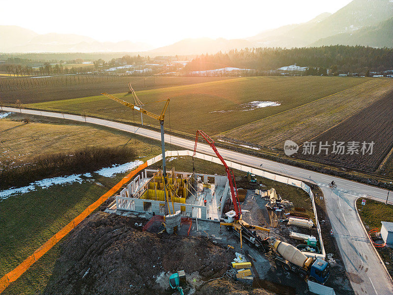 施工泵起重机，用于提升和浇筑混凝土，鸟瞰图