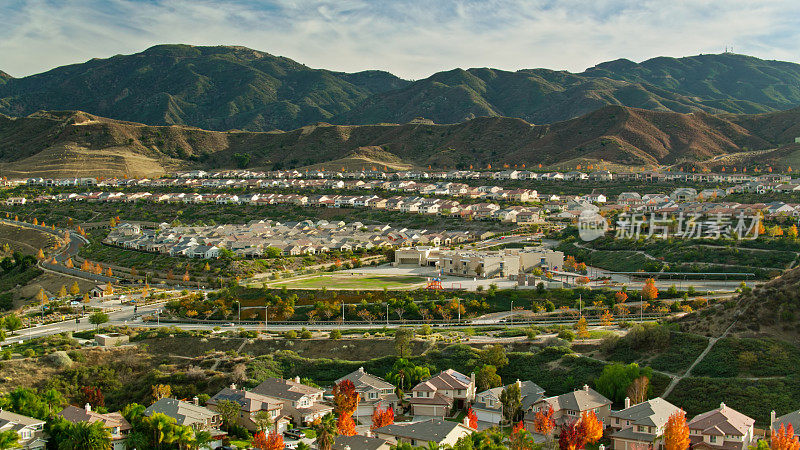 无人机拍摄的加州圣克拉利塔的房屋和秋天的颜色