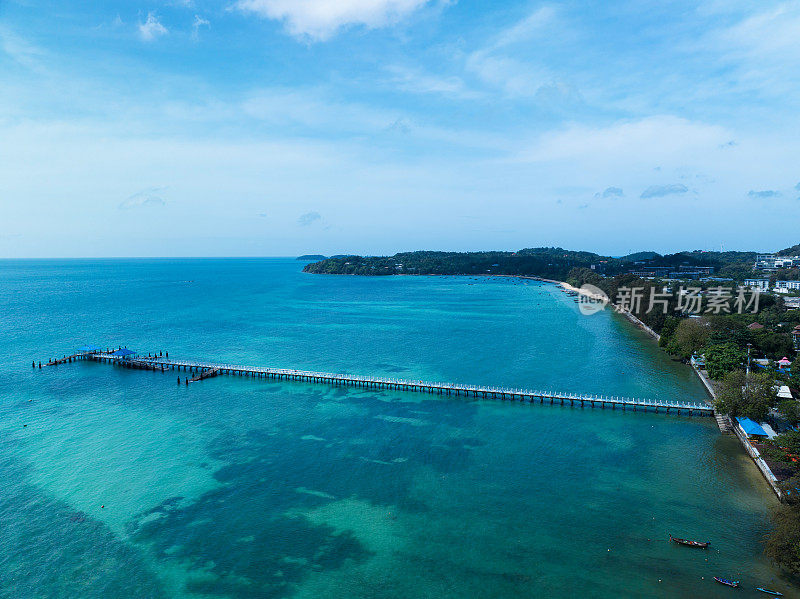 泰国普吉岛拉威海滩的热带海无人机拍摄，美丽的安达曼海和长桥入海，美丽的旅行背景和网站设计的自然景观