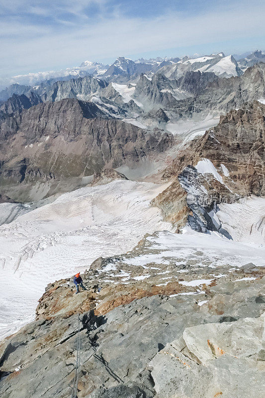 登山者在雪道上攀登