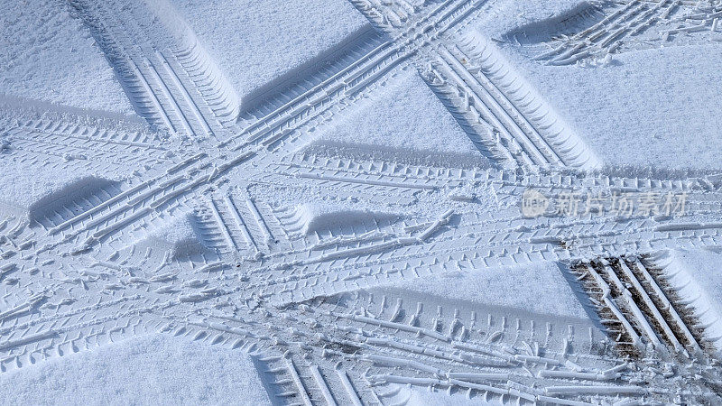 轮胎的雪痕