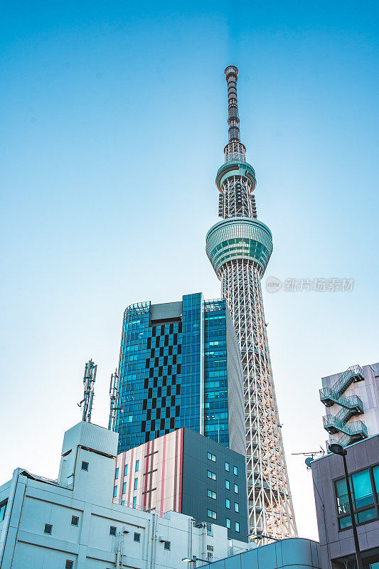 东京天空树位于东京镇的街道上