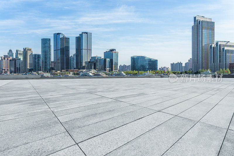 空荡荡的楼层和全景城市天际线与上海建筑