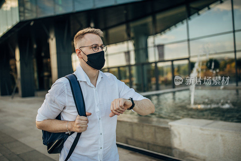 一个年轻英俊的商人上班迟到了