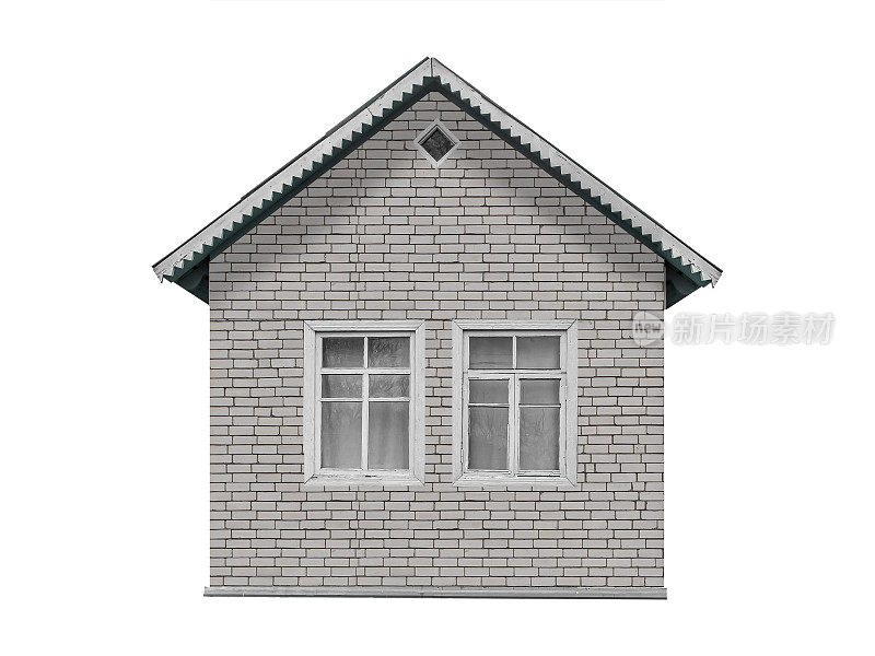 古老的乡村小房子由灰色硅酸盐砖建造，孤立在白色的背景上。