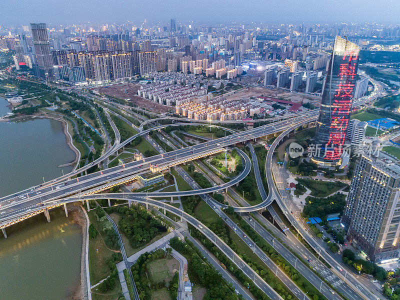 俯瞰中国长沙的现代城市立交桥