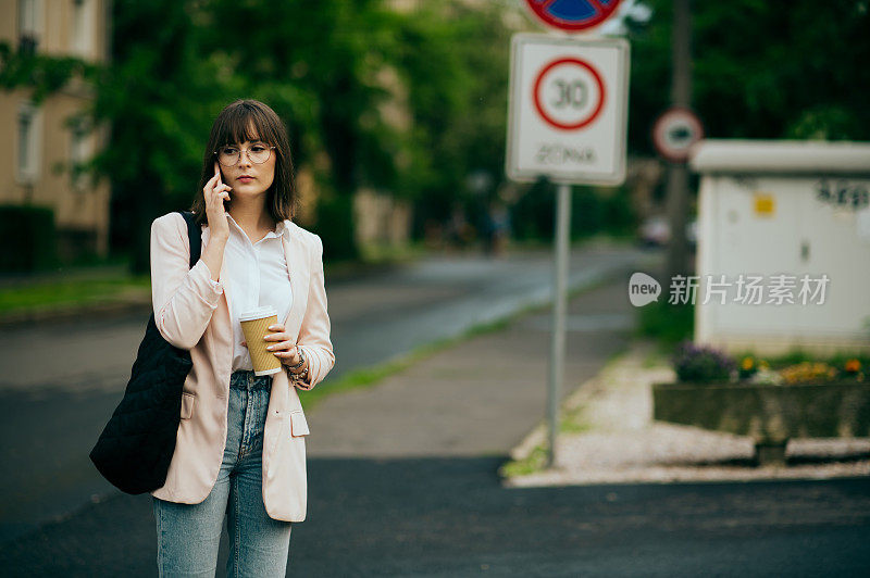 一个年轻女人去上班，在城市大街上