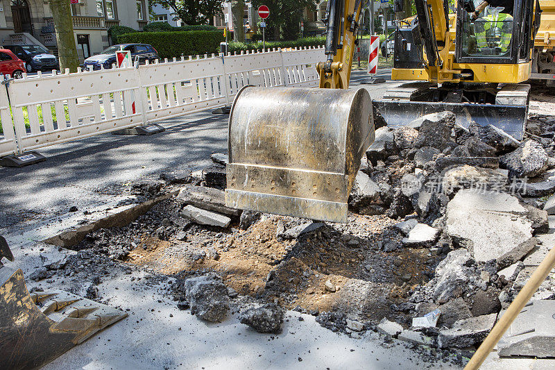 道路工程-挖掘机撕裂道路