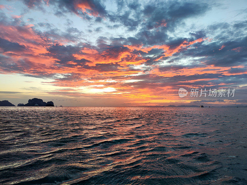 泰国甲米省莱莱的红色日落