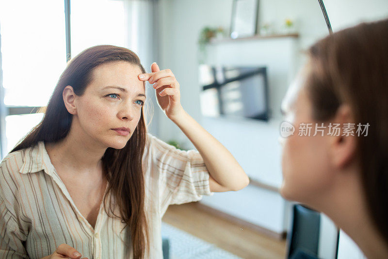 年轻女子在家里照镜子