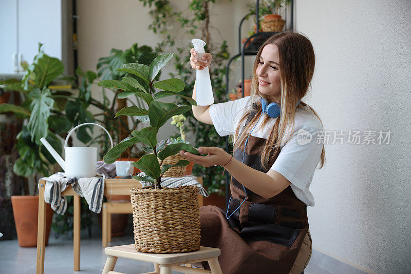 可爱的家庭主妇，花盆里有花，还有园艺套装