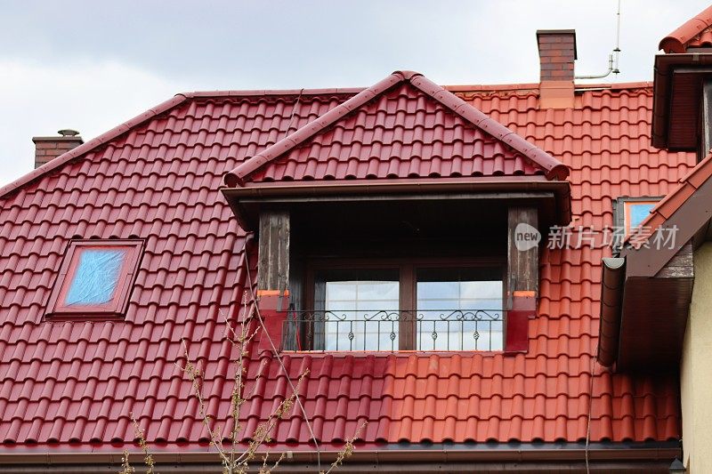用一种特殊的油漆把屋顶涂上，防止苔藓和地衣的生长