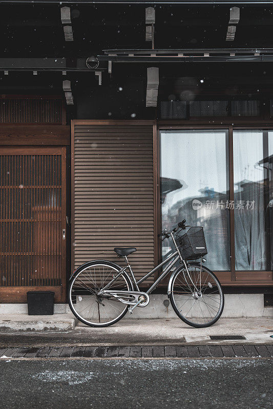 日本岐阜，飞驒，高山，一座日本木屋外的自行车停车场