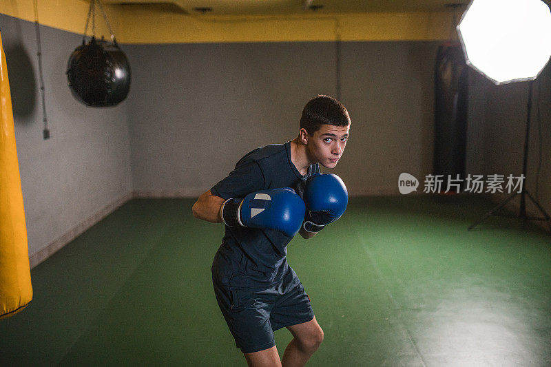 男拳击手正在拳击馆里训练，为一场拳击比赛和拳击比赛做准备