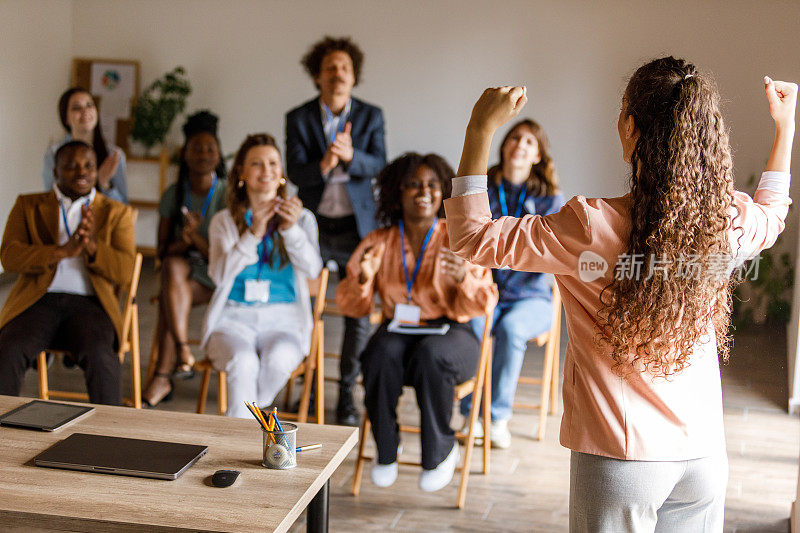 一位女企业家正在为一群商界人士举办研讨会