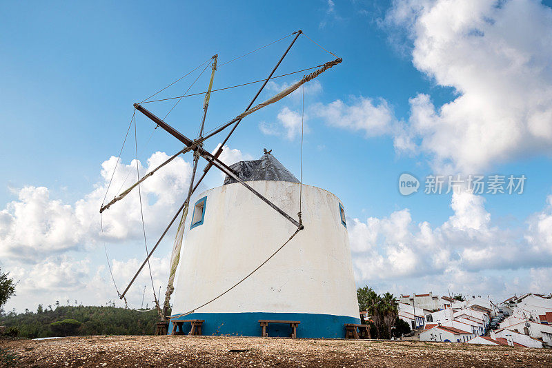 葡萄牙维森蒂纳海岸奥德赛的传统蓝白色葡萄牙风车。