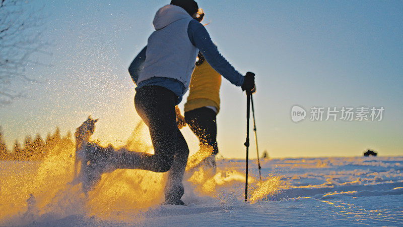 女滑雪者在雪坡上奔跑的剪影