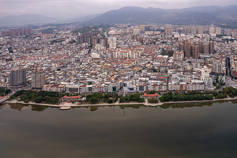 沿河人口密集的城市建筑鸟瞰图