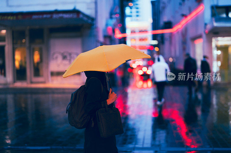 城市里的雨天。