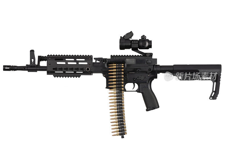 卡宾枪上带供弹，可将AR-15或M16从标准弹匣步枪转变为轻机枪。孤立在白色背景上