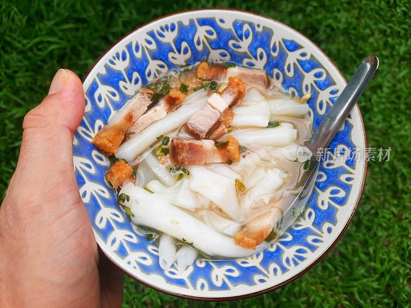 卷面汤和酥脆五花肉-曼谷街头小吃。