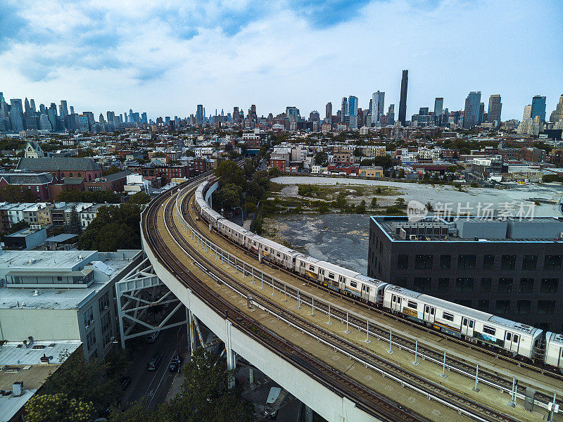 布鲁克林第9街大桥上的单轨地铁和公共交通。鸟瞰图沿高瓦纳斯运河和曼哈顿天际线的工业区，纽约