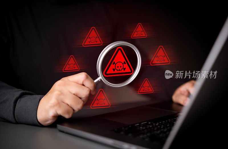 IT支持人员，程序员使用放大镜扫描带有三角形警告符号的计算机，以通知错误或网络安全概念。保护电脑免受病毒，勒索软件，威胁。