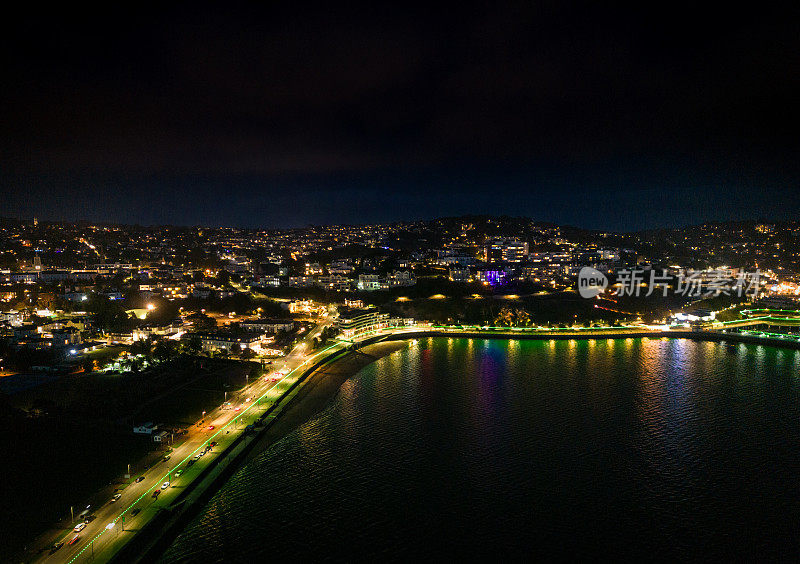 托基海滨的夜间鸟瞰图