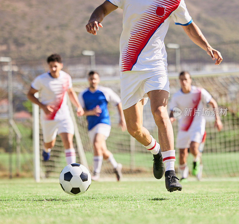 足球、团队和跑步类运动，在户外的场地上带球健身或锻炼。在足球场上为进球、得分或赛点而进攻的一群足球运动员