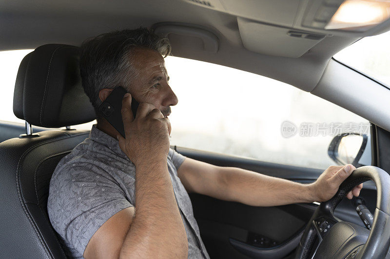 男子开车时打手机。