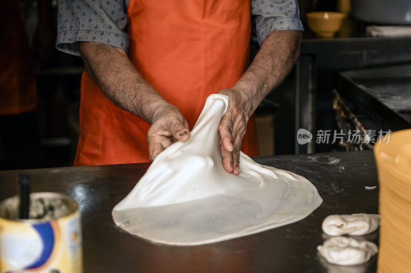 小贩准备印度烤饼的特写