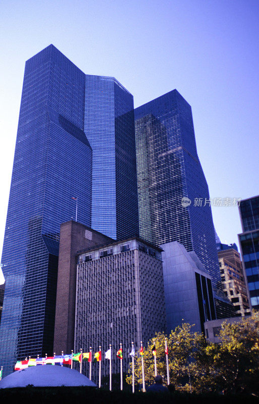 20世纪90年代纽约联合国广场一号大楼的低角度视图