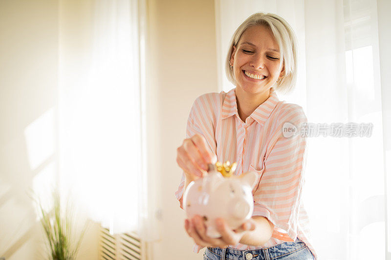 在存钱罐里存钱的女人