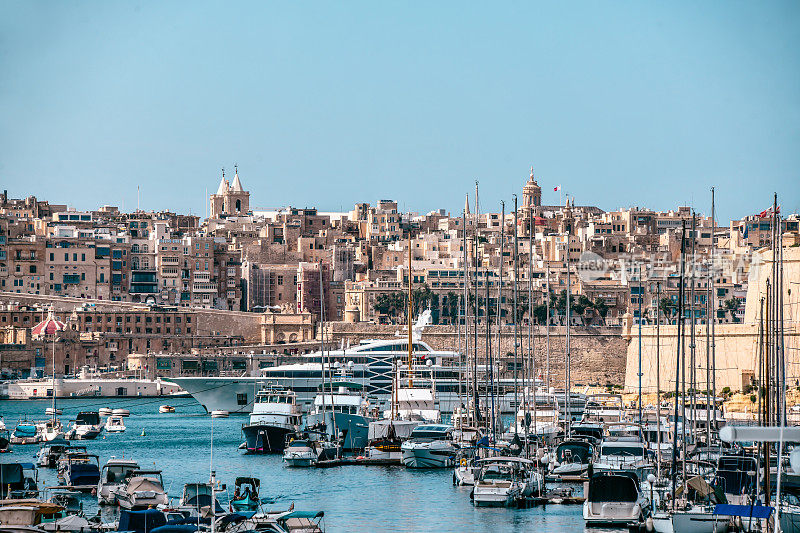 许多游艇停泊在雄伟的大港，马耳他